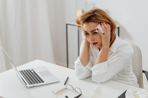 Mujer agotada mentalmente y emocionalmente