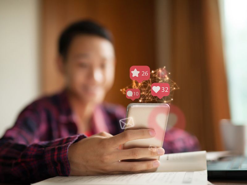 persona joven usando de forma frenética las redes sociales