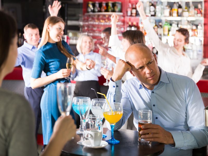 hombre triste y sobrepasado en una fiesta