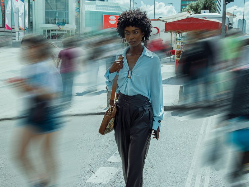 mujer estresada rodeada de un entorno agobiante
